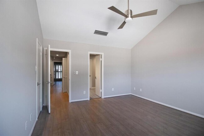 Building Photo - 913 Memorial Village Dr