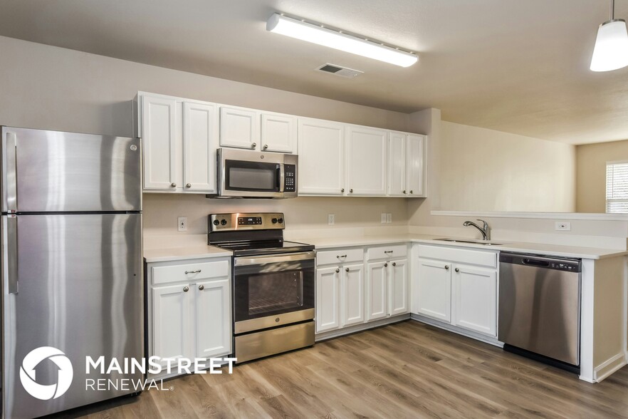 Building Photo - 3102 Lakeland Dr SW