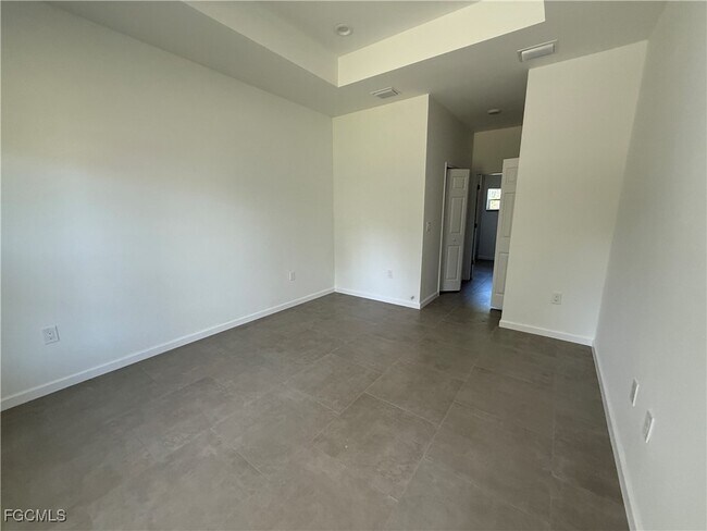 Building Photo - 443 Lampion Ave S