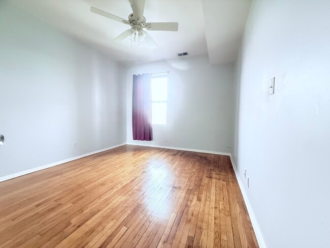 Building Photo - 1509 E 65th St