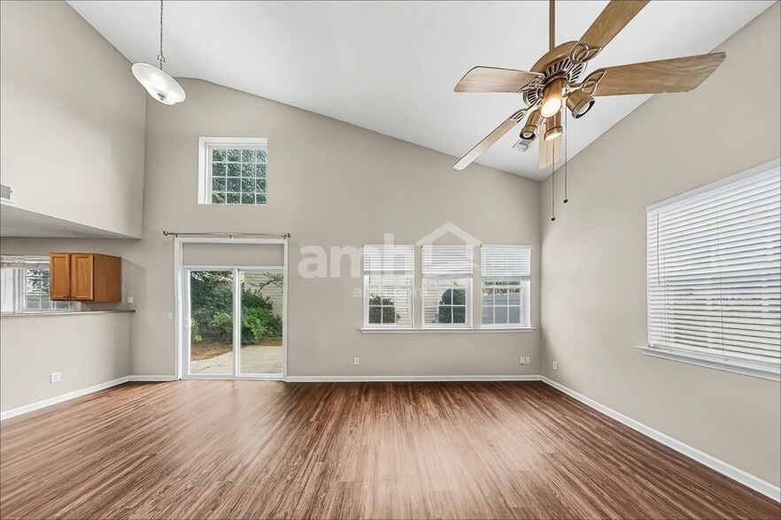 Building Photo - 1244 W Oaks Way