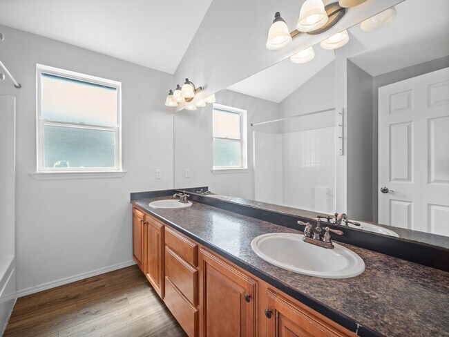 Building Photo - 4bedroom/3bath w/Garage/washer/dryer/fence...
