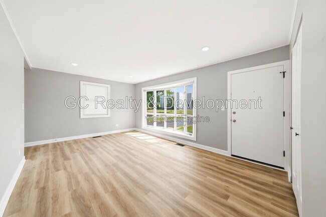 Building Photo - 2804 School Dr