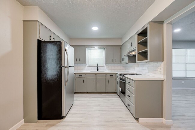 Building Photo - RECENTLY REMODELED!! 1 Bed 1 Bath 1 Mile West of OU Campus