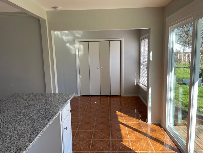 Building Photo - Cozy Home with good yard