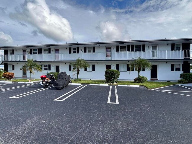 Building Photo - 1112 Lake Terrace
