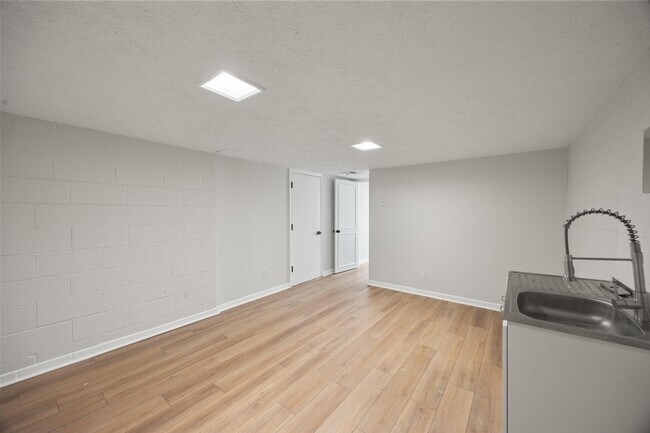 Building Photo - 3368 Montavesta Rd