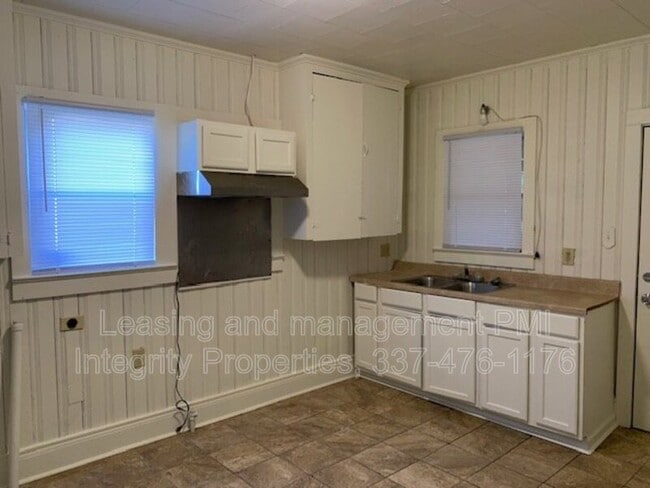 Building Photo - 113 Marcel St