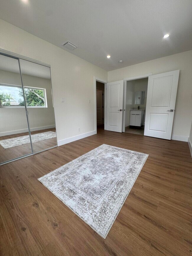 Building Photo - 725 NE 160th Terrace