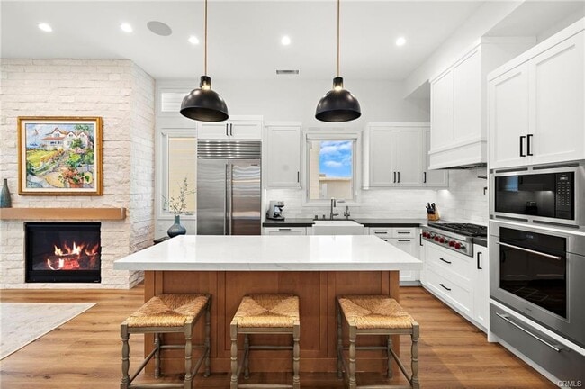 Building Photo - 611 Jasmine Ave