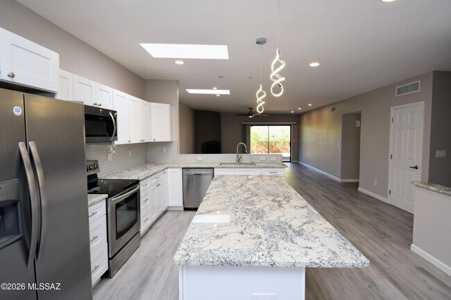 Building Photo - 4581 Cam Campero