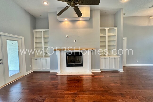 Building Photo - Gated South Crestview Community!