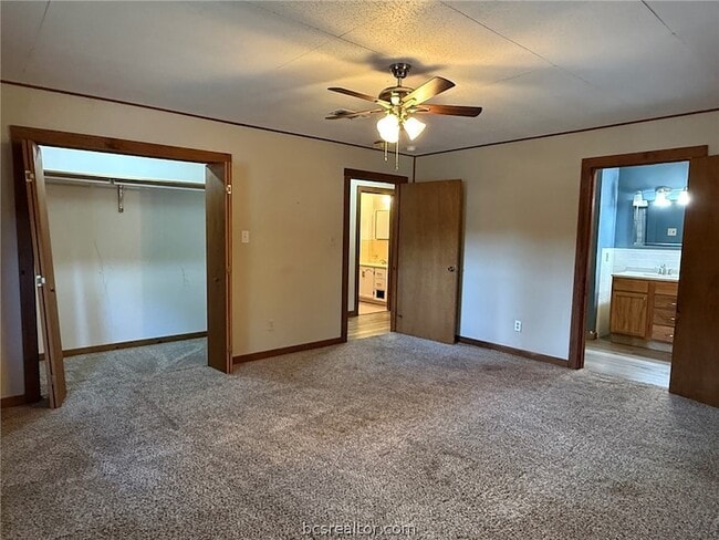 Building Photo - 9581 Valley View Dr