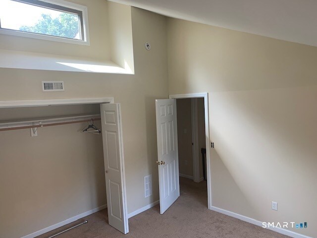 Building Photo - 18 Greenbriar Dr