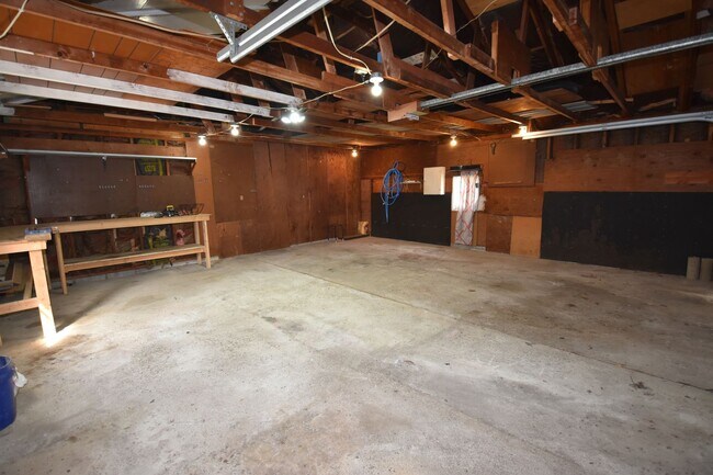 Building Photo - 3 Bedroom 2 Full Bath Home in Greenfield, Fenced Yard