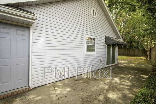Building Photo - 776 Whitney Dr