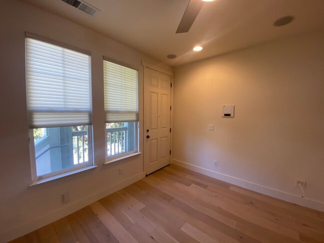 Building Photo - Newer Multi-Level Downtown Townhouse with ...