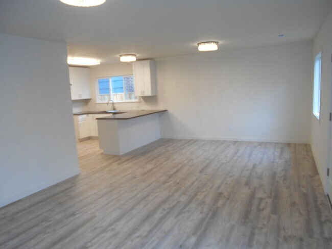 Building Photo - Completely Remodeled Home in Vibrant Sellw...
