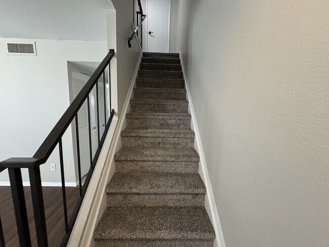 Building Photo - 6621 S La Rosa Dr