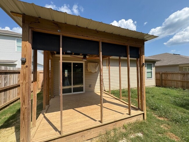 Building Photo - 3 bed, 2 bath available for rent now!