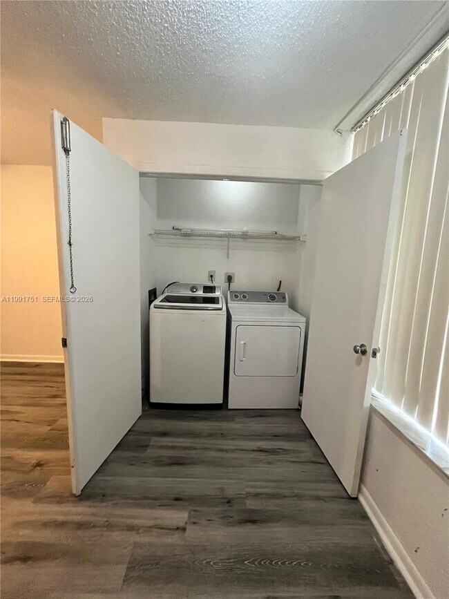 Building Photo - 2871 N Oakland Forest Dr