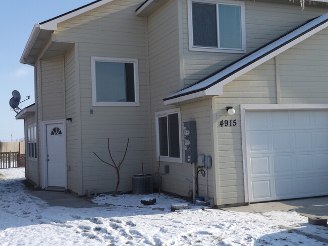 Building Photo - Beautiful Open Floor Plan Featuring Two Be...