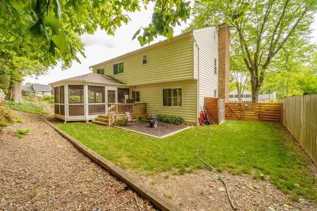 Building Photo - Meticulously Maintained 4 BR 2.5 BA Home in Burke, VA