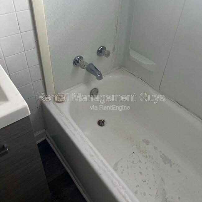 Building Photo - 2110 Fremont Ave N