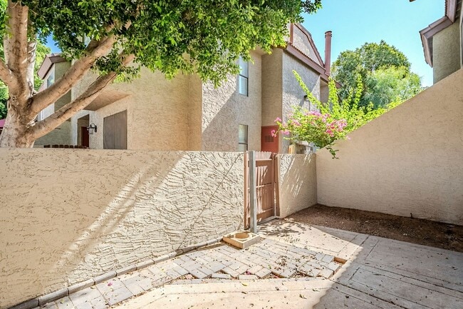 Building Photo - 3 bedroom townhome for rent