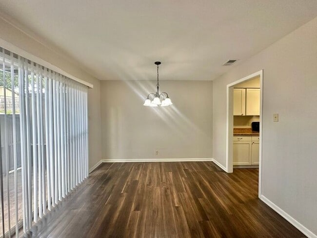 Building Photo - Available-2 Bed 2 Bath Apartment in Central Tyler!