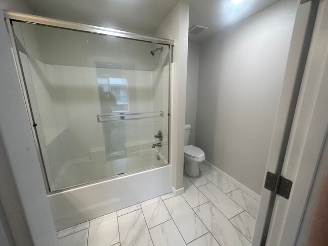 Building Photo - Newer low maintenance duplex in highly desired Camas area w/ great schools!