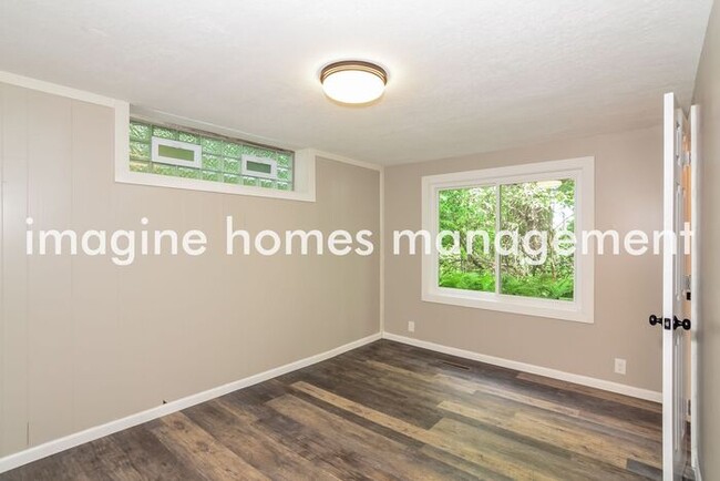 Building Photo - Large 4 Bedroom Single Family Home in Minn...