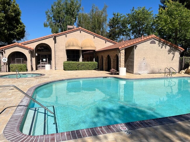 Building Photo - 2 Bedroom Condo in Quiet, Gated Community