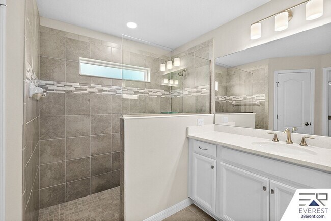 Building Photo - 10 Lysander Ln