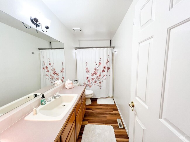 Building Photo - Fantastic 4 Bedroom Home with 3 Car Garage...
