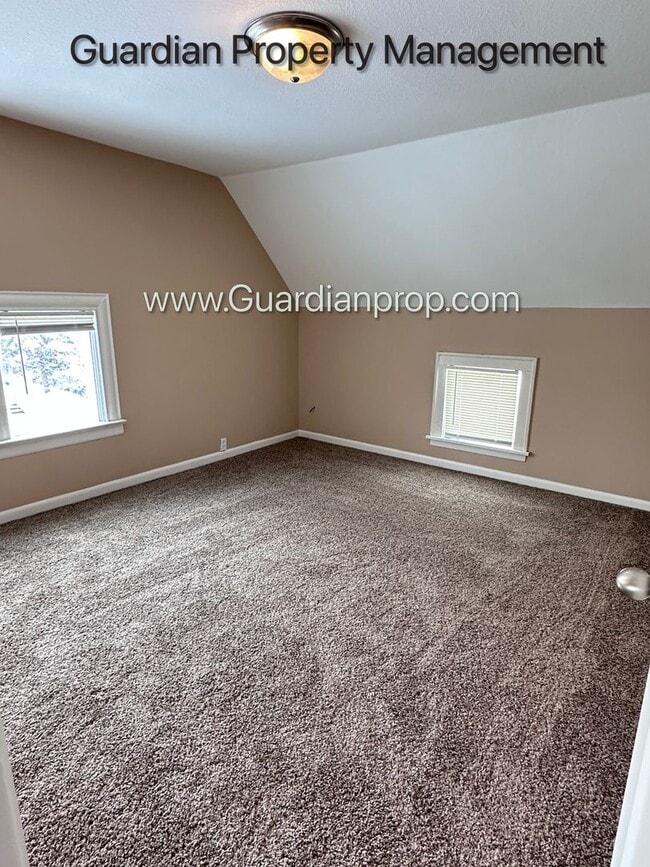 Building Photo - Spacious Two Bedroom Single Family Home, Hardwood Floors, W/D, Dishwasher