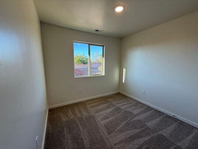 Building Photo - Remodeled 3 Bed / 2.5 Bath Townhome in Great Location