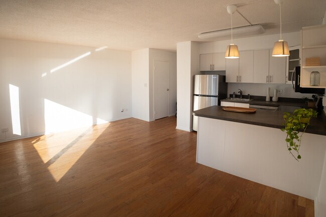 Building Photo - 3100 N Lake Shore Dr