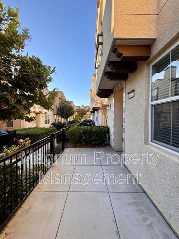 Building Photo - 40372 Calle Real
