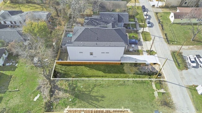 Building Photo - 3320 Francis St