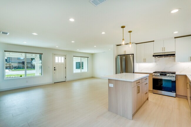 Building Photo - 2051 Randolph Dr