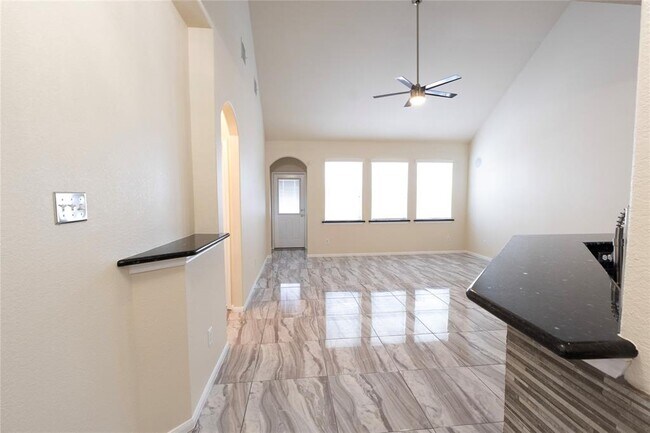 Building Photo - 6442 Wilshire Lakes