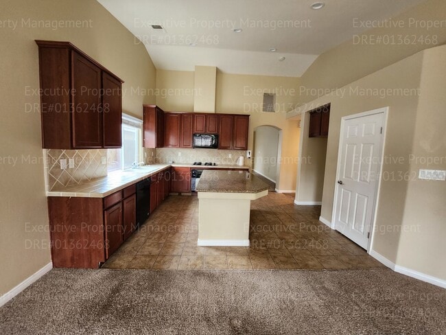 Building Photo - Spacious 4 bedroom 2 bathroom home