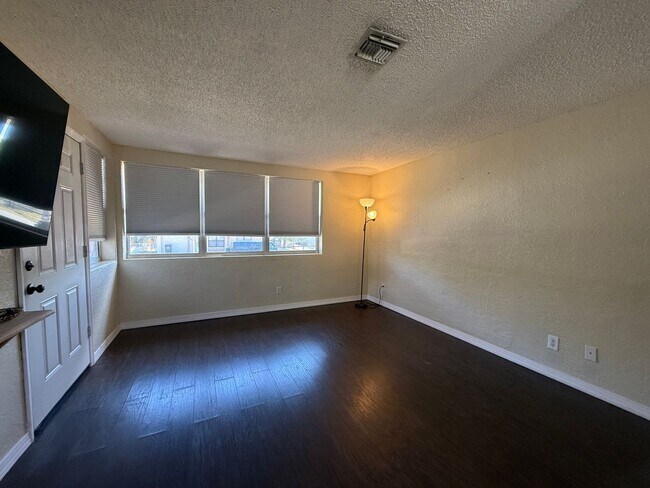 Building Photo - Great Location-3 Bedroom Daytona Beach Home w/Large AMAZING Backyard! Available on 5/1/26