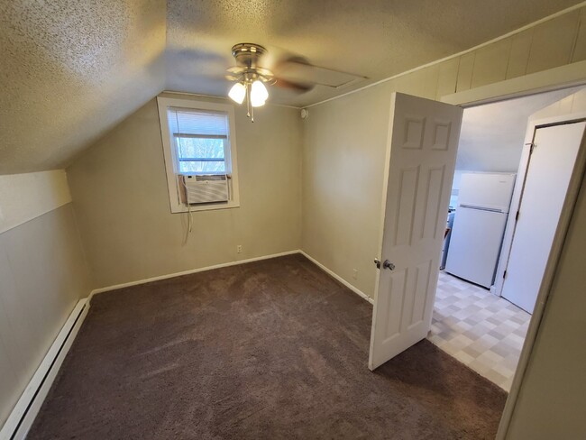 Building Photo - 1BR 1BA Upper Level Unit - Tri-plex Proper...