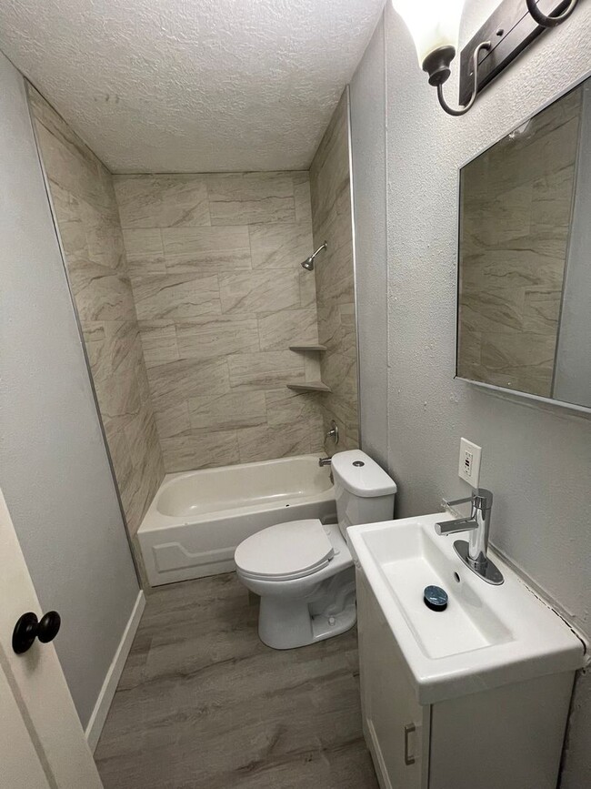 Building Photo - 2 Bedroom 1 Bathroom House