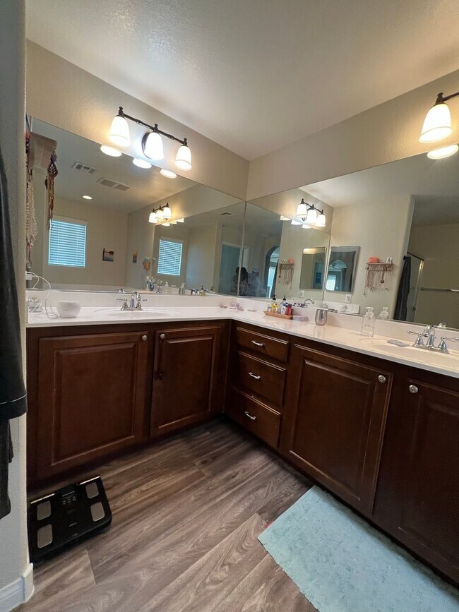 Building Photo - ABSOLUTELY AMAZING! Large 4 bedroom 2 stor...