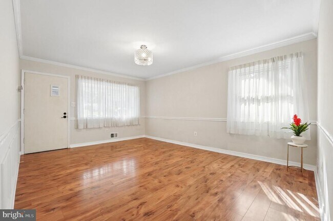 Building Photo - 229 Cabbel Dr