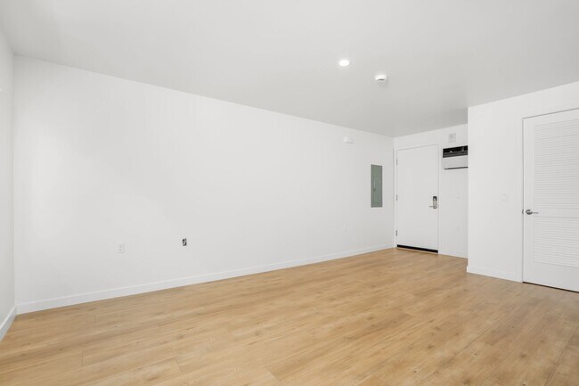 Building Photo - 1422 Tamarind Ave