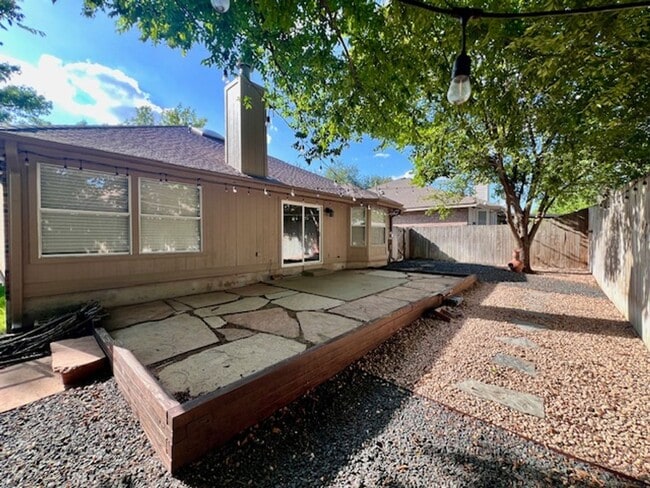 Building Photo - Steeds Crossing / One Story / 3 bedrooms, 2 bath, 2 living / Pflugerville ISD